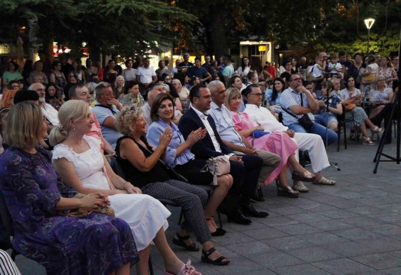Stotine Mostaraca na koncertu Hrvatske glazbe Mostar  - Stotine Mostaraca pjevušilo uz dalmatinske hitove 